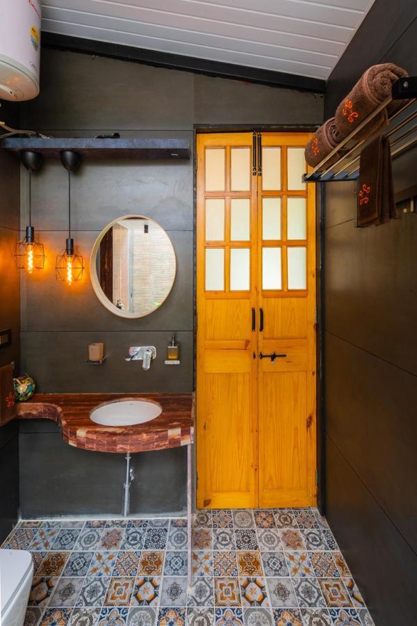 Saffronstays Turquoise Maison, คาร์จัต ภายนอก รูปภาพ